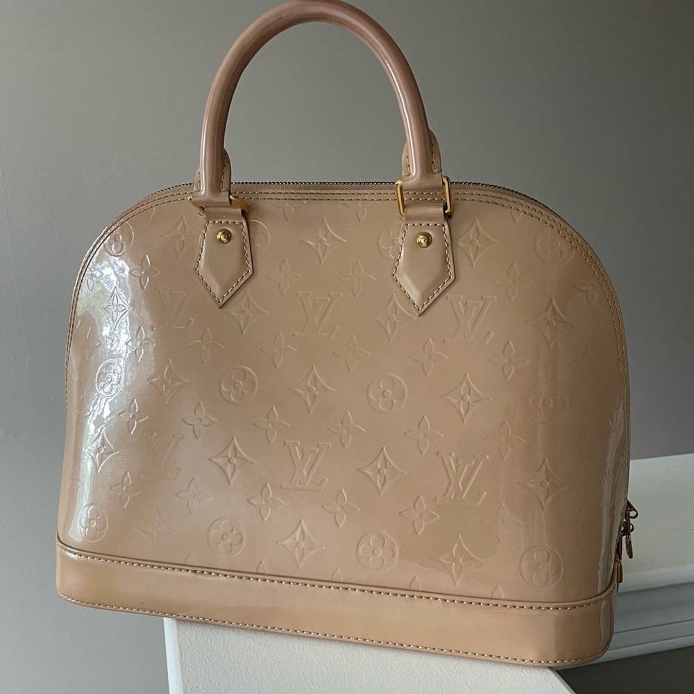 Louis Vuitton Alma Vernis PM in Dune
